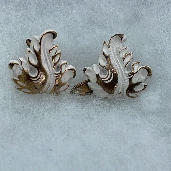 Vintage ornate plumes cuff links in white & gold - Picture 1 of 5